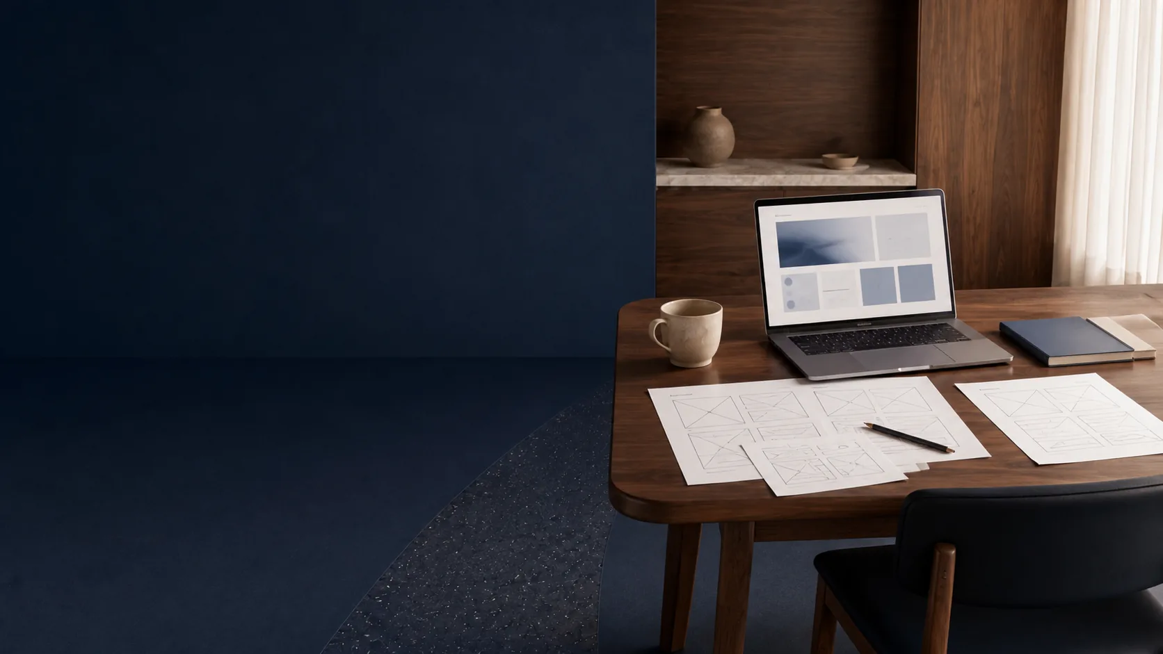Kosten einer Arzt-Website: ruhiger Planungsplatz mit Laptop und Wireframe-Skizzen einer Praxiswebsite.